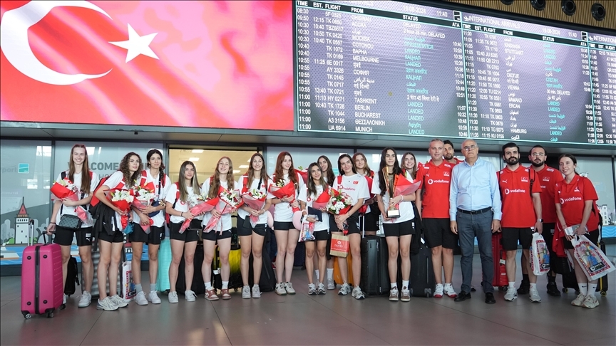 Şampiyonlar yurda döndü