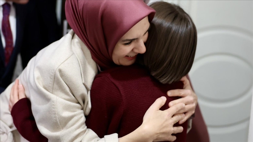 Bakan Göktaş koruyucu aileyi ziyaret etti