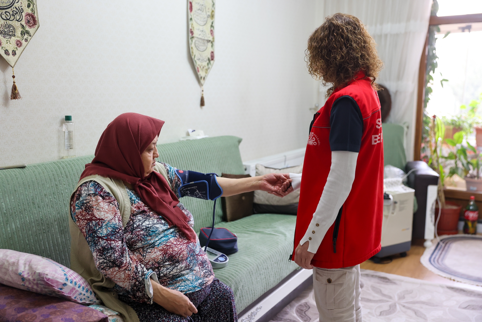 YAŞLI BAKIM HİZMETİ YÜZLERİ GÜLDÜRÜYOR