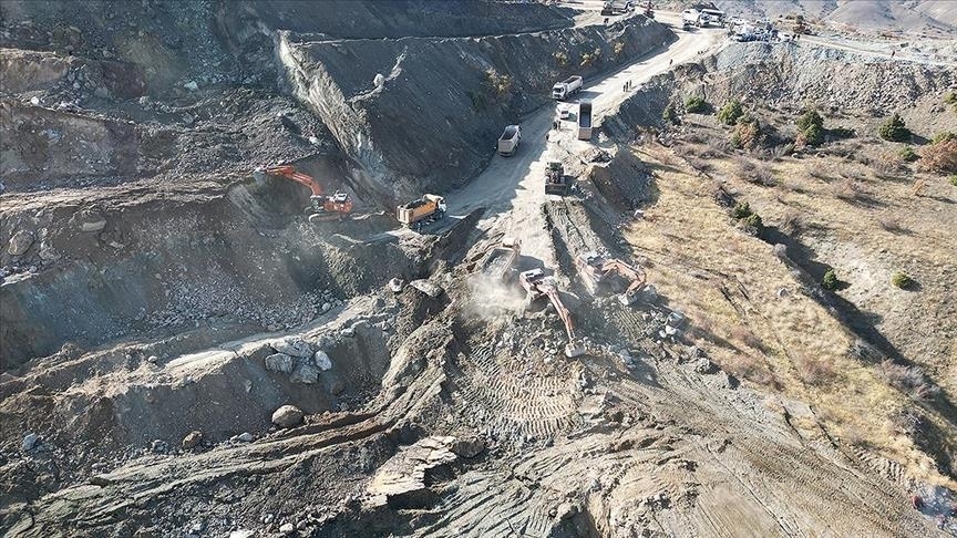 Sivas'ta maden ocağında göçük altında kalan şantiye müdürünü arama çalışmaları sürüyor