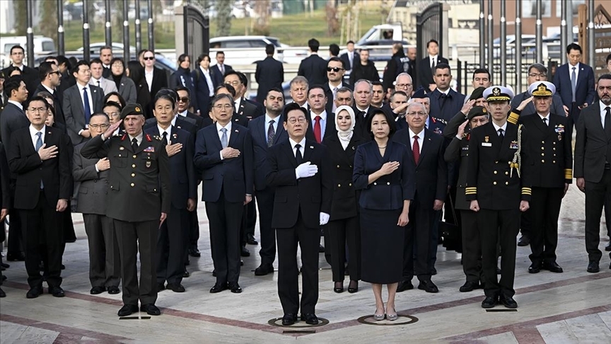 Güney Kore Devlet Başkanı Lee, Ankara'daki "Kore'de Savaşan Türkler Anıtı"nı ziyaret etti