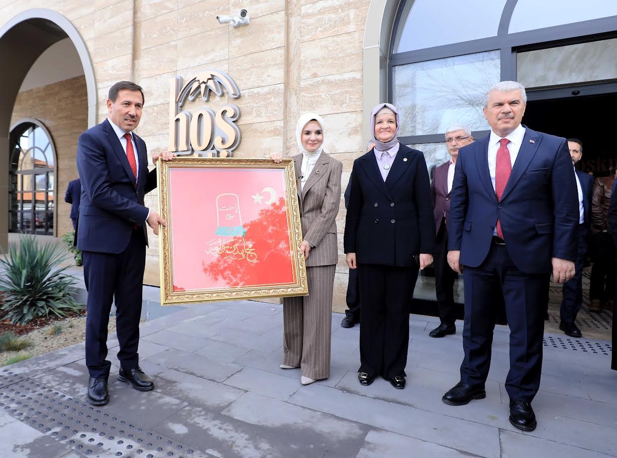 Bakan Göktaş, Hoşkubbe Millet Kütüphanesini ziyaret etti