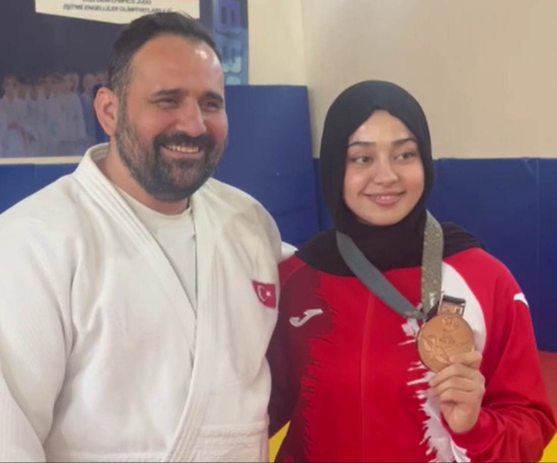 İşitme engelli judocu Esma Gökülü sakatlığına rağmen olimpiyat madalyası kazanmayı başardı