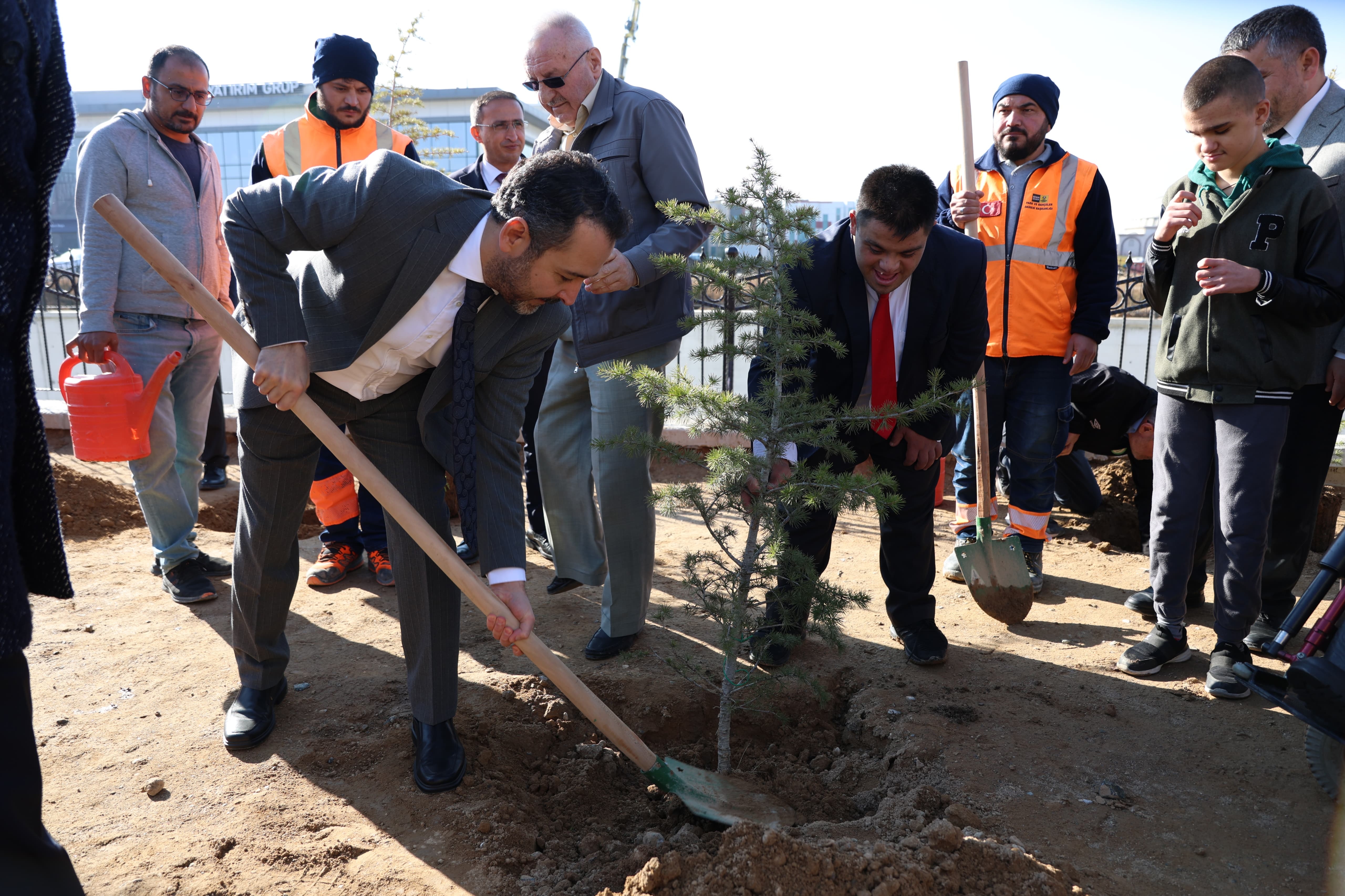 Konya Büyükşehir, özel öğrencilerle fidan dikim etkinliği düzenledi
