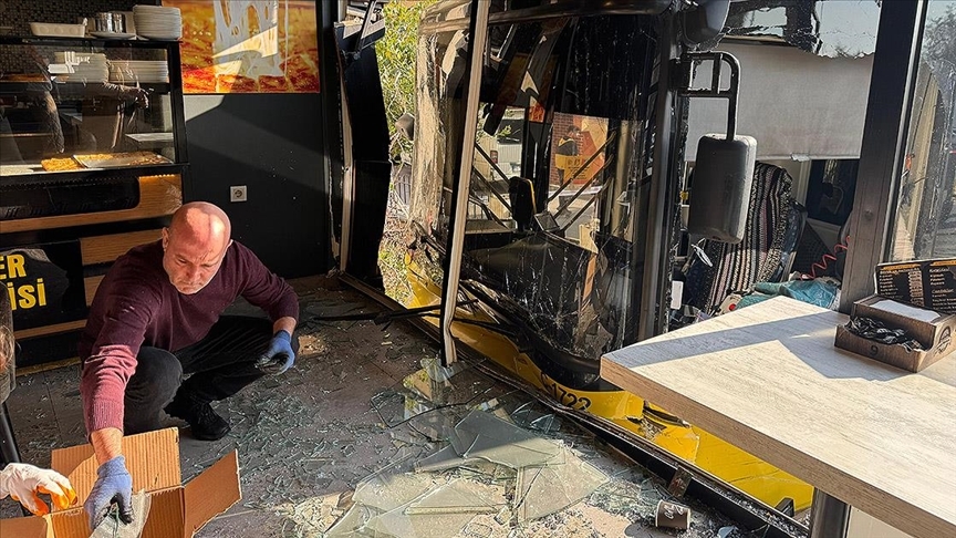 Üsküdar'da İETT otobüsünün bir iş yerine girmesi sonucu 3 kişi yaralandı