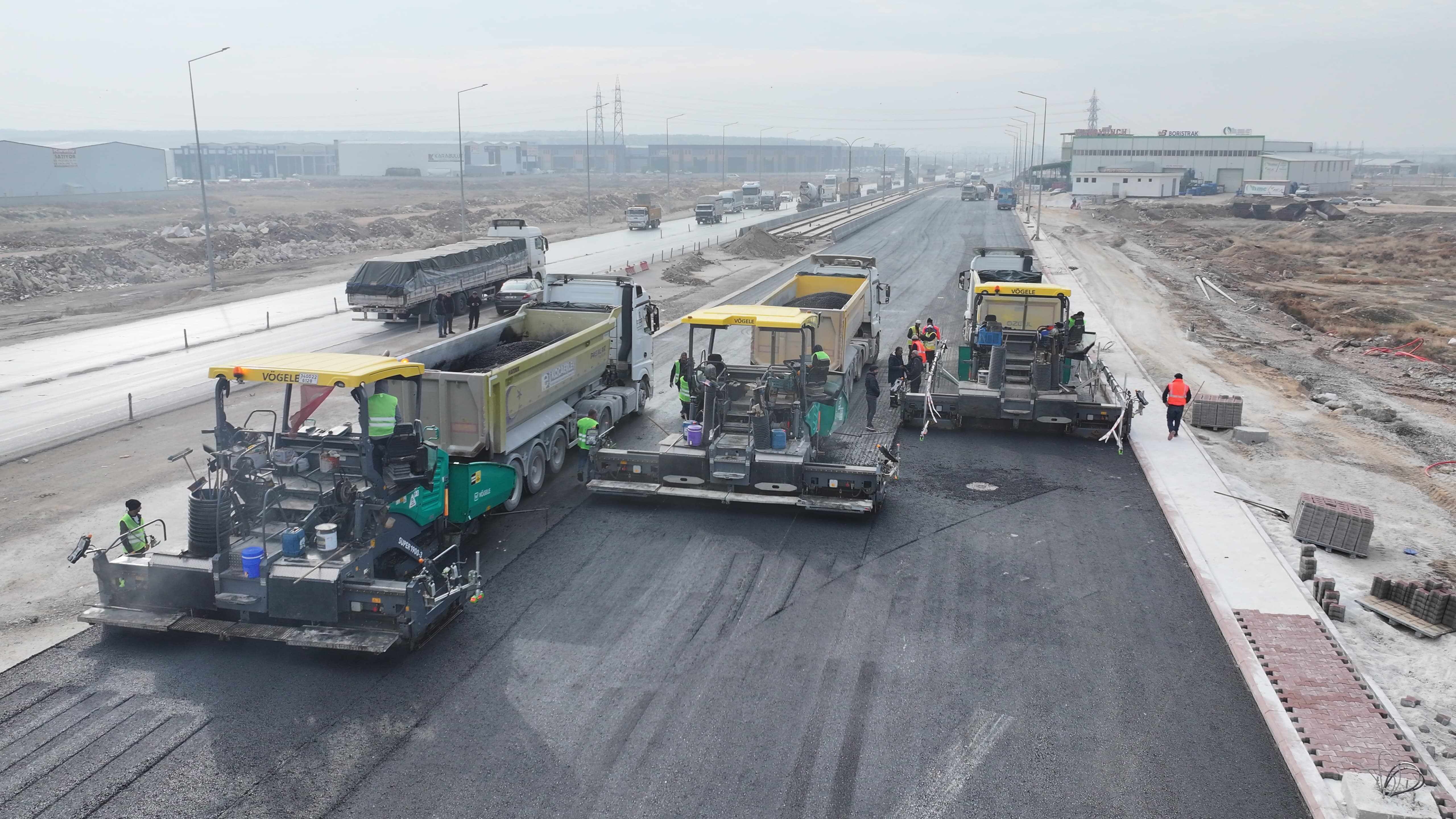 Konya Büyükşehir, tramvay hattı çalışmaları süren Aslım Caddesi’nde yoğun asfaltlama çalışması yapıyor