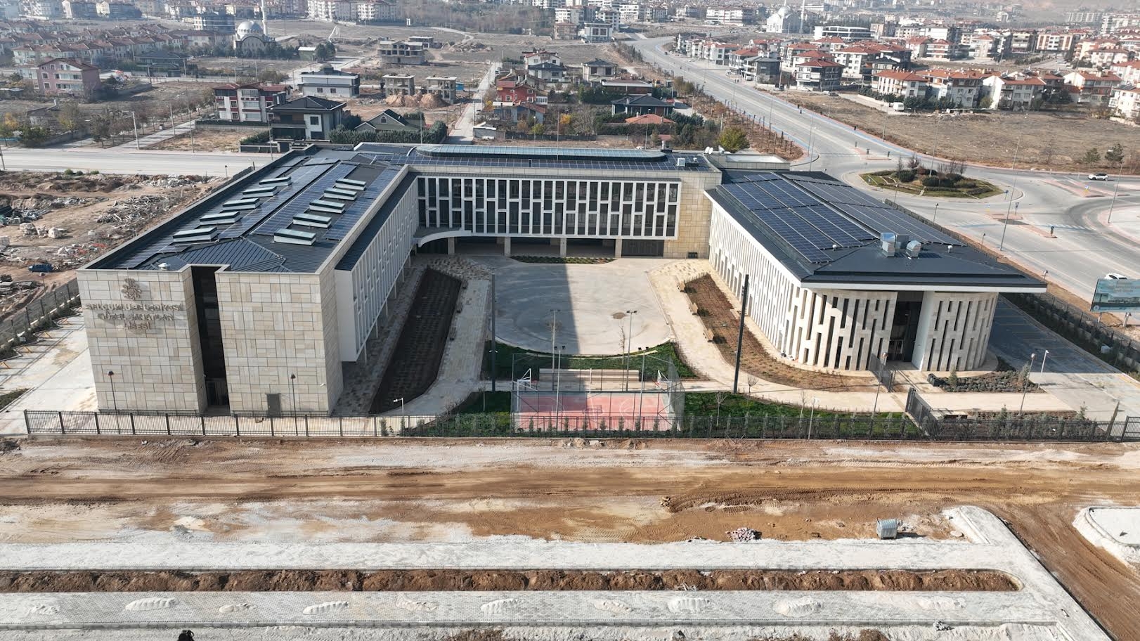 Yapımı tamamlanan Güzel Sanatlar Lisesi göz kamaştırıyor