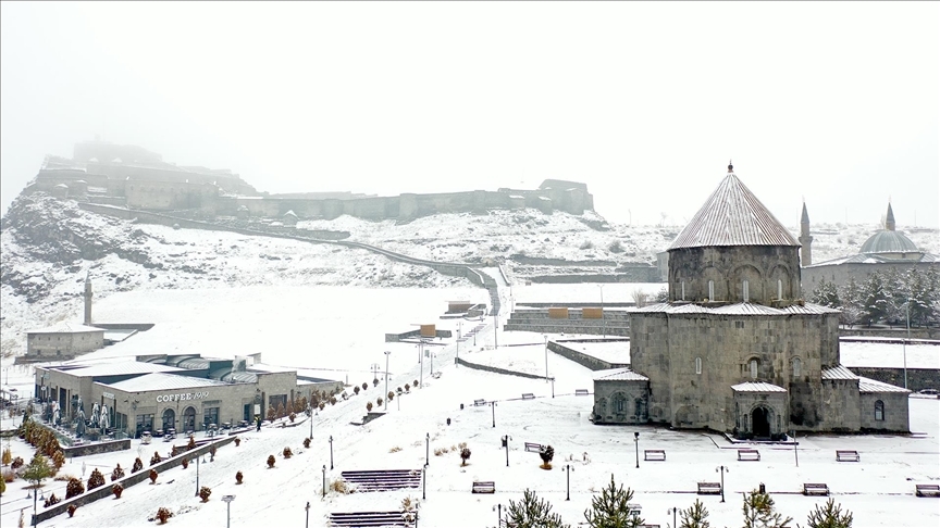 Kars ve Ardahan'da kar yağışı ile sis etkili oluyor