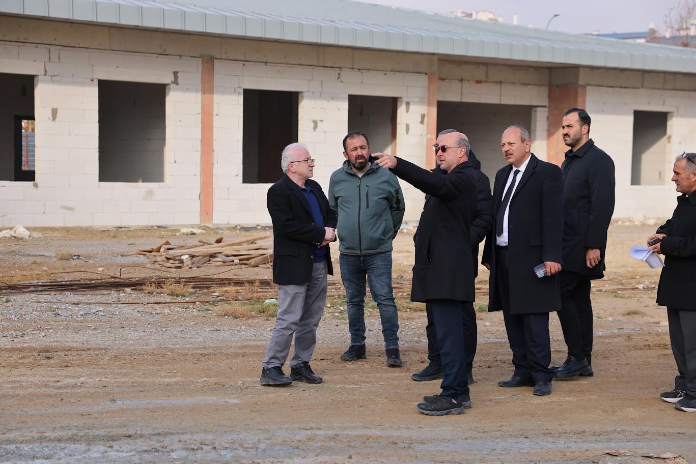 Başkan Pekyatırmacı, yapımı devam eden Yazır Mahalle Külliyesi’nde incelemelerde bulundu.