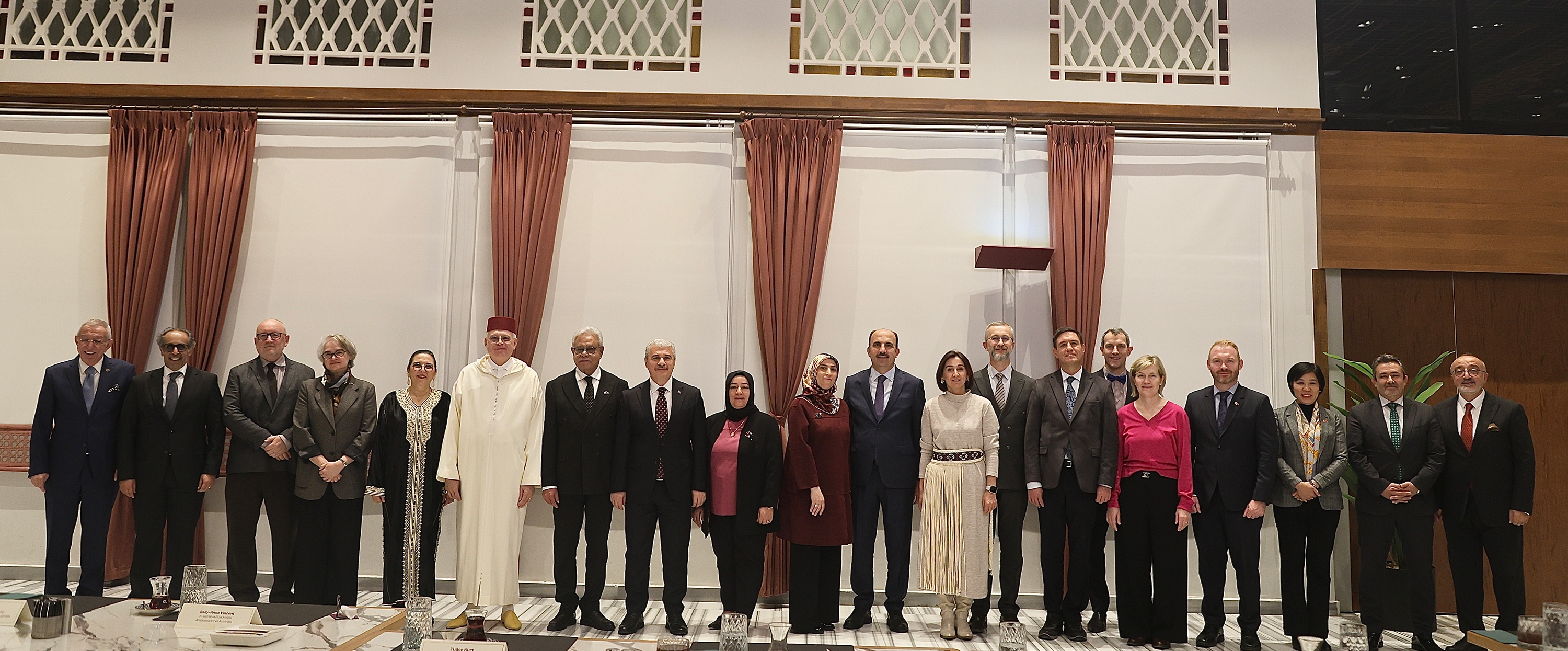 Vali Akın ile Başkan Altay, yabancı ülkelerin büyükelçilerini ve eşlerini ağırladı