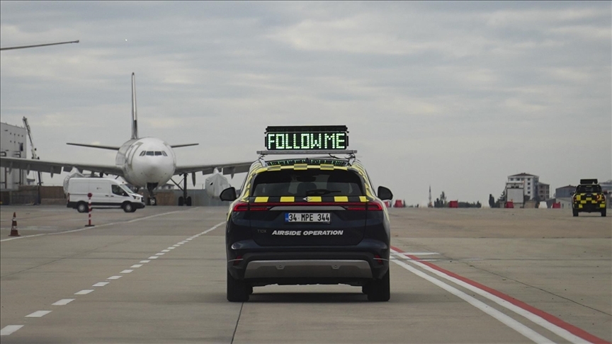 Kuledeki hava trafik kontrolörlerinin yerdeki keskin gözleri