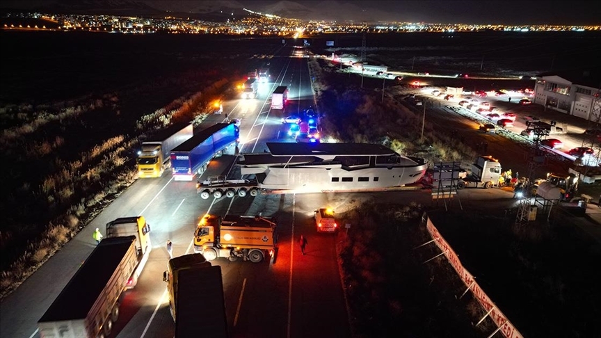Erzurum-Artvin kara yolunda dorsesi yola oturan gemi yüklü tır ulaşımı aksattı
