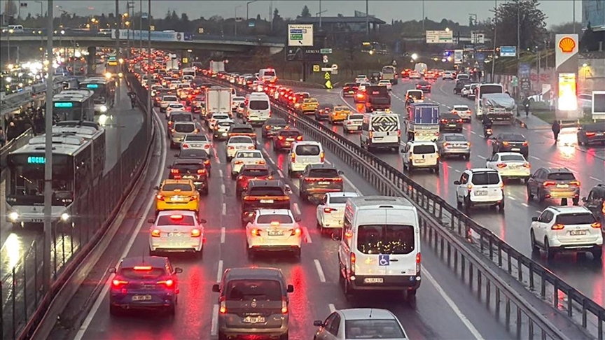 İstanbul'da haftanın ikinci iş gününde trafikte yoğunluk yaşanıyor