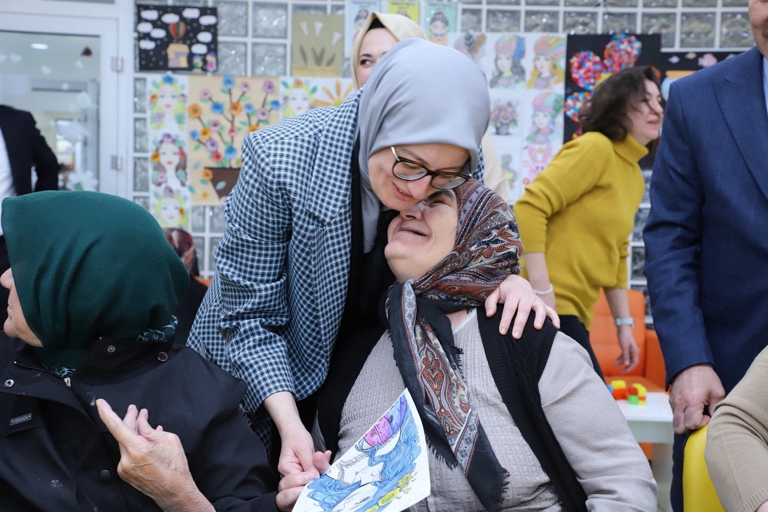 AK Parti Genel Başkan Yardımcısı Belgin Uygur, Alzheimer Gündüz Yaşam Merkezi’ni ziyaret etti