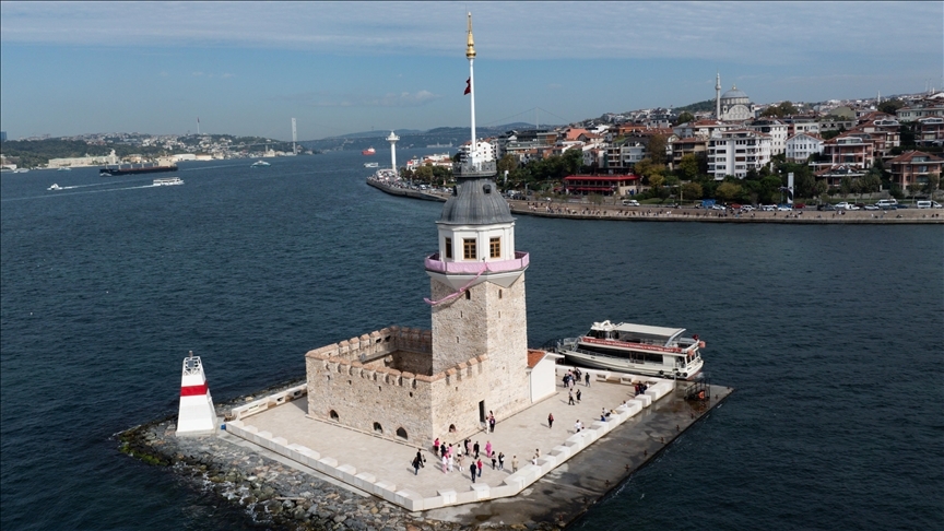 Kız Kulesi'ne pembe kurdele asıldı