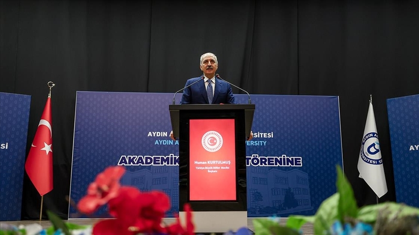 Hikmeti de irfanı da öğretmek zorundayız