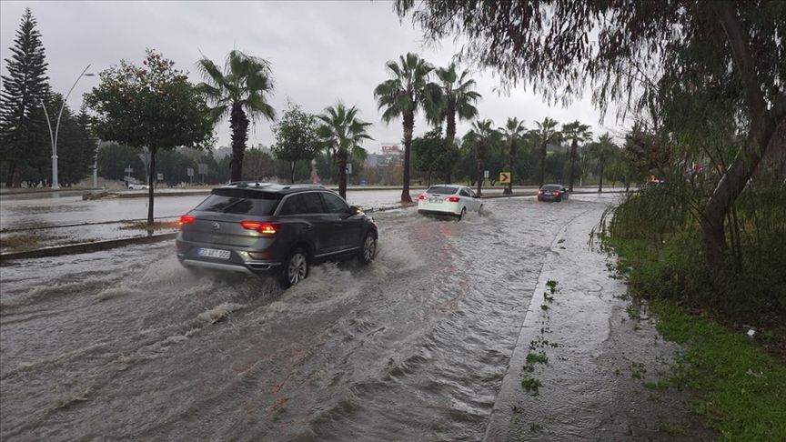 ADANA’DA KUVVETLİ YAĞIŞ HAYATI OLUMSUZ ETKİLEDİ