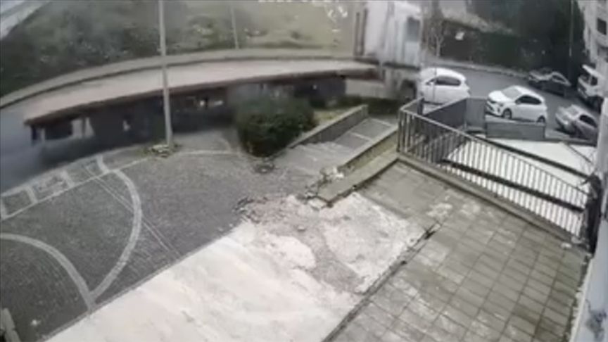 BAŞAKŞEHİR’DE KAYAN TIR 5 ARACA ÇARPTI