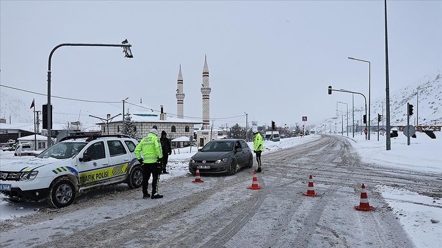 BAYBURT–ERZURUM YOLU ÇIĞ NEDENİYLE KAPANDI