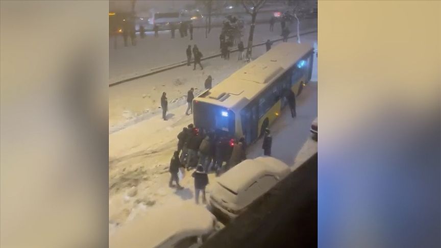 ESENLER’DE İETT’Yİ VATANDAŞLAR İTTİ