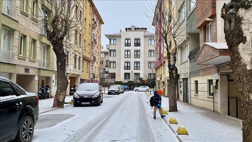 ESKİŞEHİR BEYAZA BÜRÜNDÜ: KAR YAĞIŞI ETKİSİNİ ARTIRDI