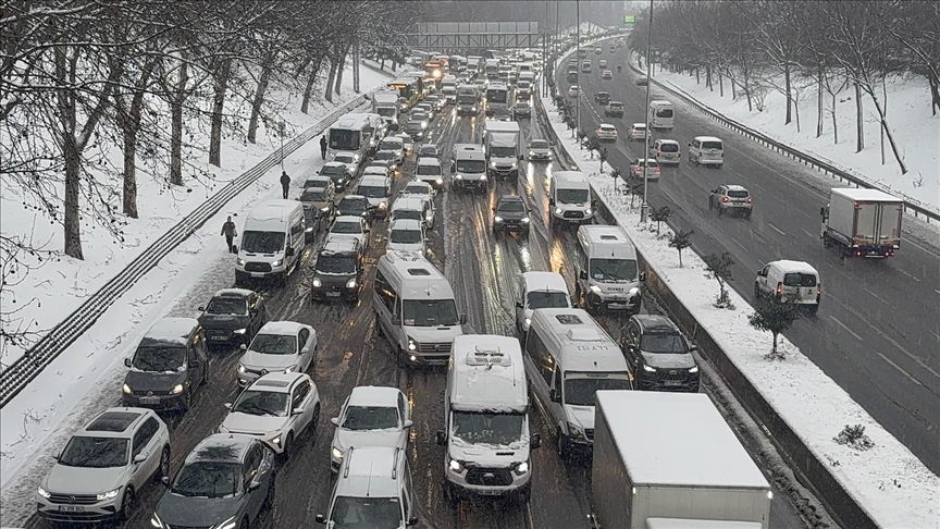 İSTANBUL’DA KAR YAĞIŞI SÜRÜYOR