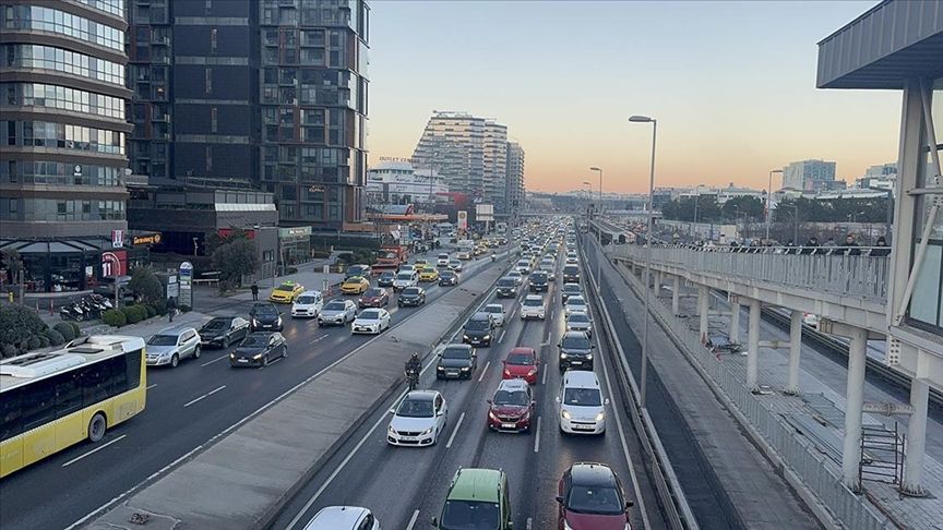 İSTANBUL’DA SABAH SAATLERİNDE TRAFİK YOĞUNLUĞU