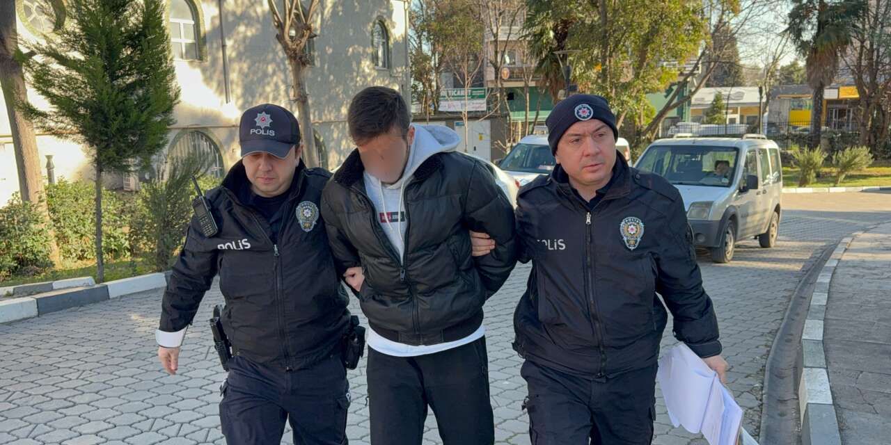 OTOBÜSTE DEHŞET: ÖĞRENCİYE BIÇAK DAYADI