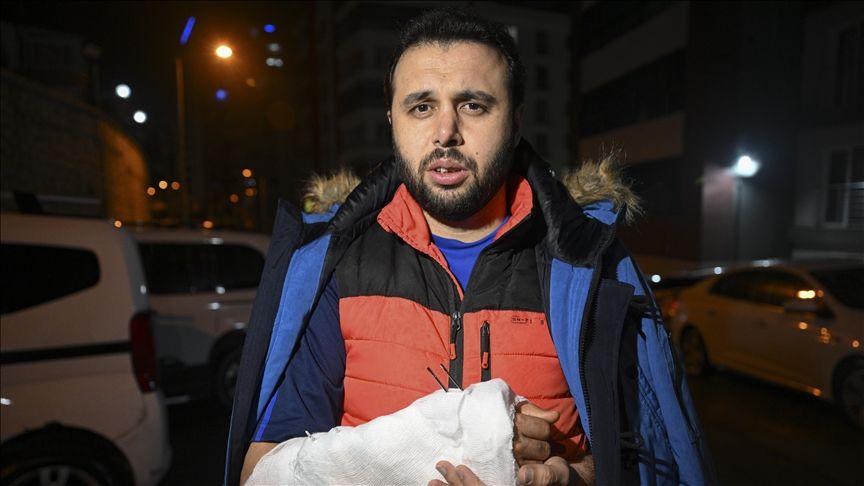 SAHİPSİZ KÖPEKLERDEN KAÇARKEN YARALANDI