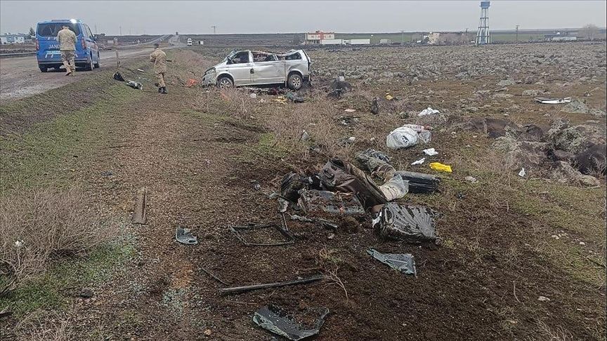 ŞIRNAK’TA MİKROBÜS ŞARAMPOLE DEVRİLDİ: 2 ÖLÜ