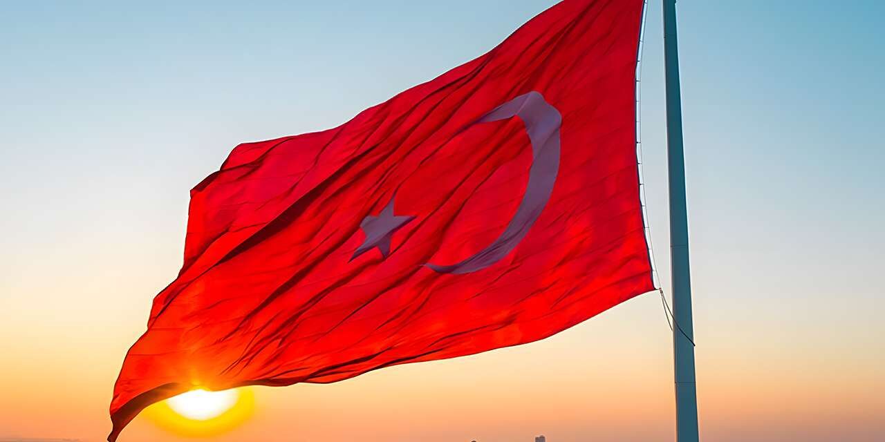 TÜRK BAYRAĞI YENİDEN GÖNDERE ÇEKİLDİ: 14 GÖZALTI