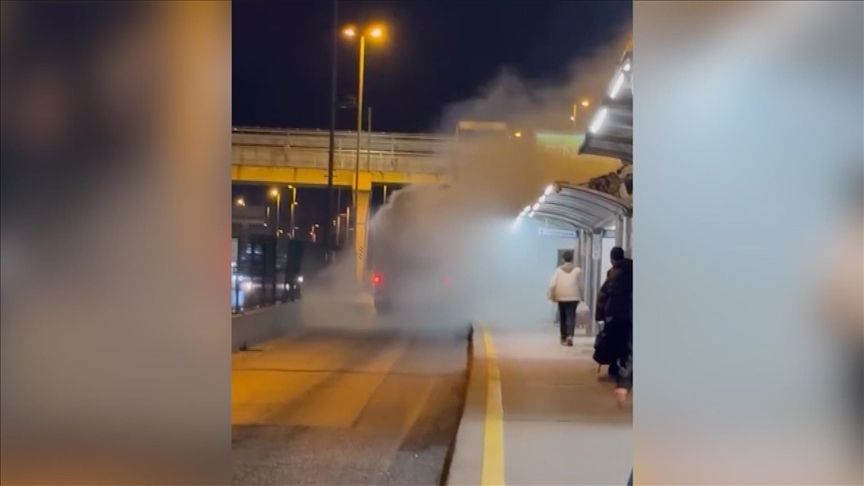 ÜSKÜDAR’DA METROBÜS YANDI, HASAR OLUŞTU