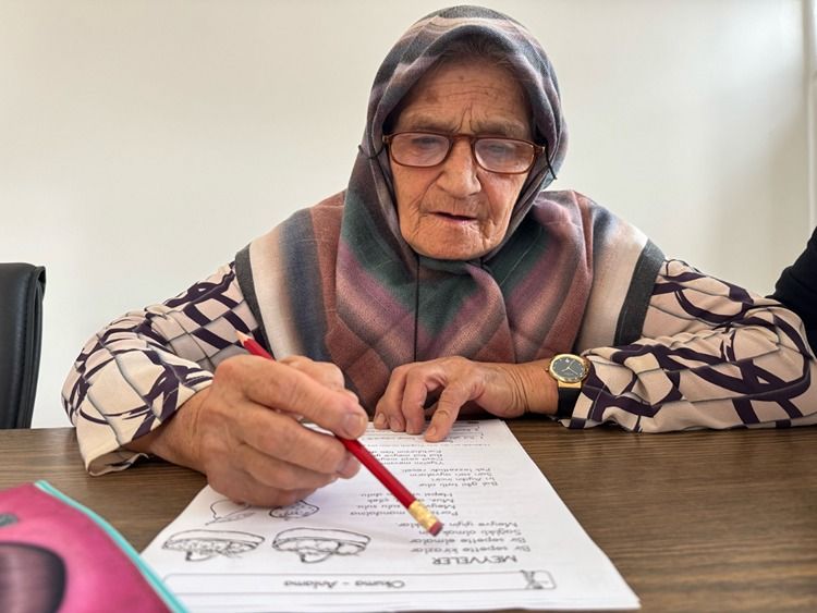 80 Yaşında Okur Yazar Oldu