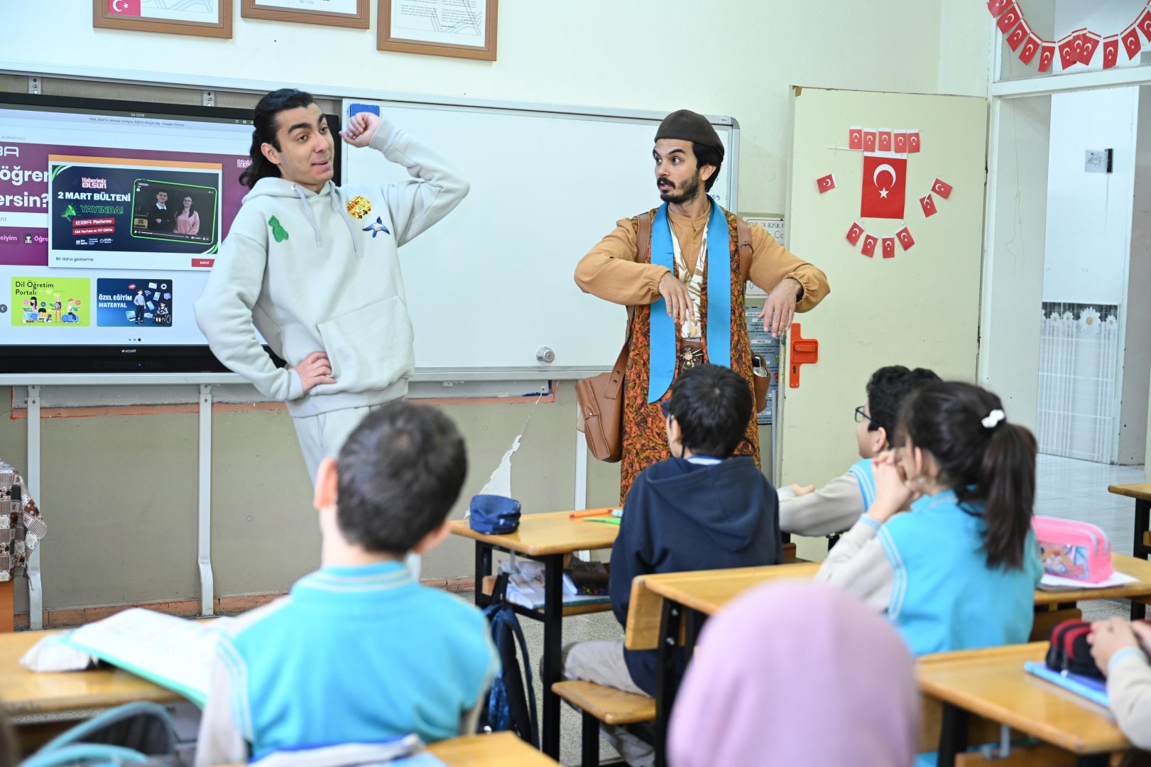 ÇAT KAPI SINIF TİYATROLARI ÇOCUKLARI EĞLENDİRİYOR