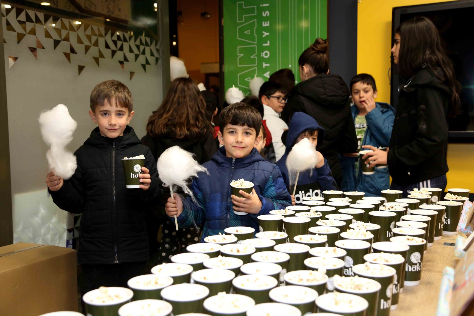 EBEVEYNLER SEMİNERDE, ÇOCUKLAR FİLMDE