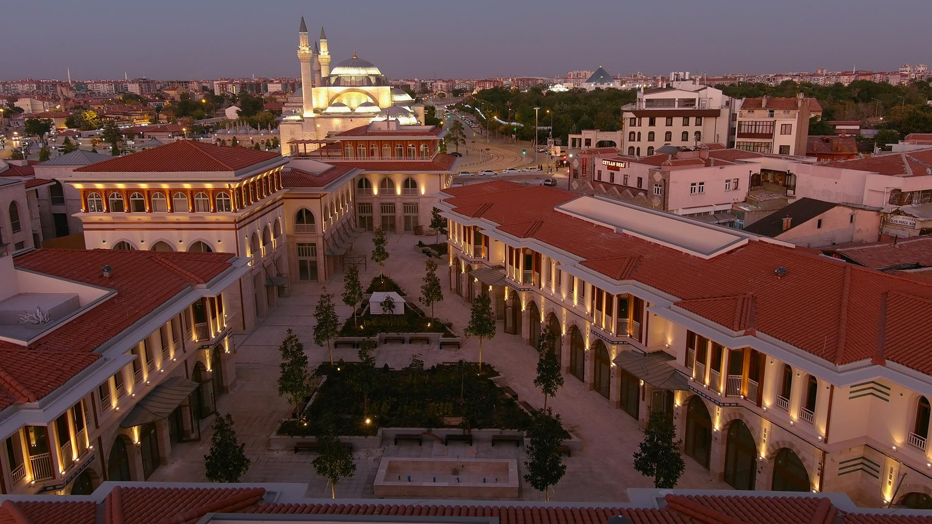 TÜRBE ÖNÜ DÜKKANLAR FAHİŞ FİYATLARA SATILIYOR