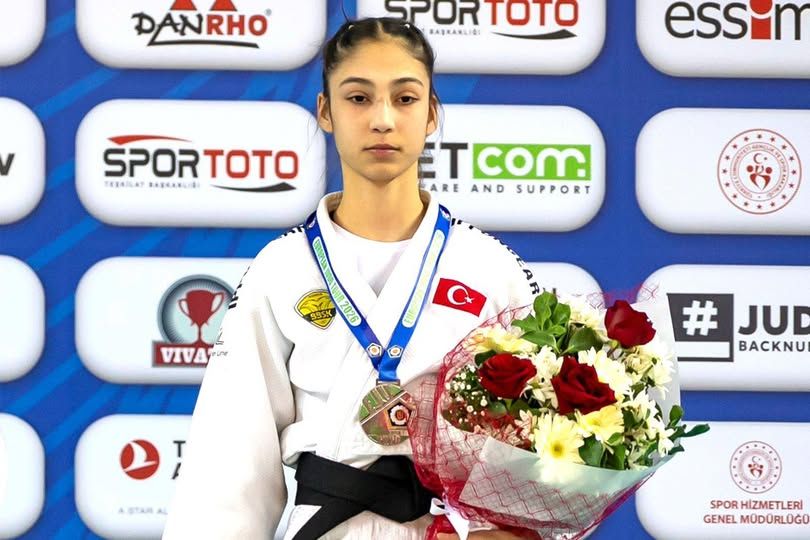 ZAFER ONUN İÇİN RUTİN OLDU