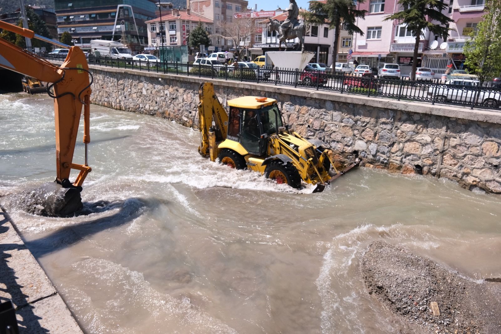 AKŞEHİR ÇAYI’NDA TEMİZLİK ÇALIŞMASI BAŞLADI