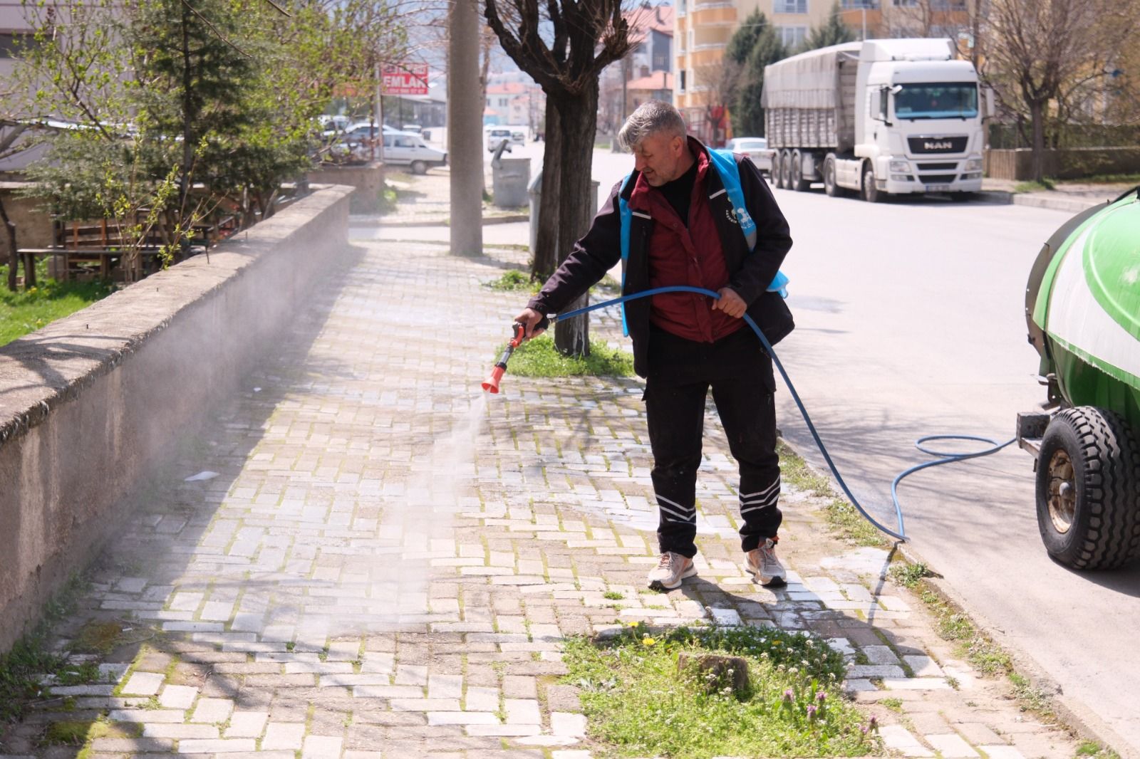 AKŞEHİR’DE YEŞİL ALANLARDA BAKIM VE İLAÇLAMA ÇALIŞMALARI YAPILDI