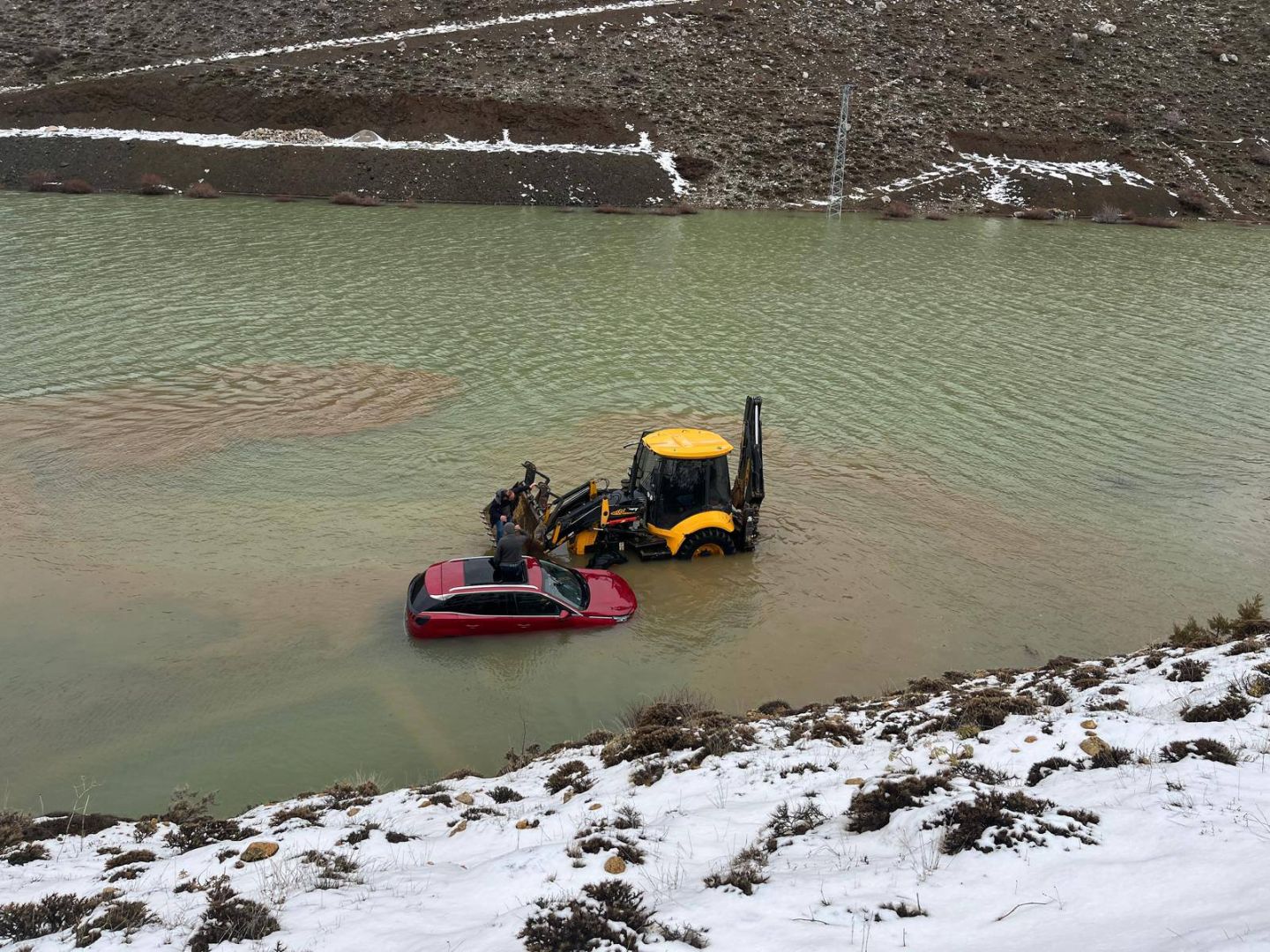 HADİM'DE SUYA DÜŞEN AİLE KURTARILDI