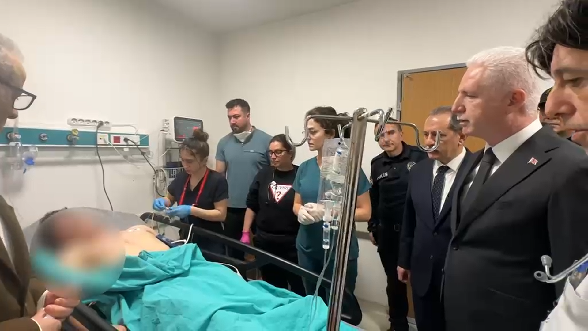 İSTANBUL VALİSİ SALDIRIDA YARALANAN POLİSLERİ ZİYARET ETTİ