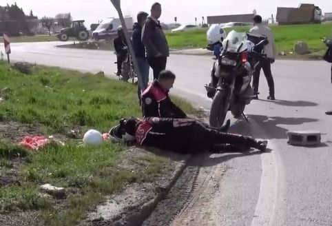 KAHRAMANMARAŞ’TA EHLIYETSIZ SÜRÜCÜ POLİSE ÇARPTI