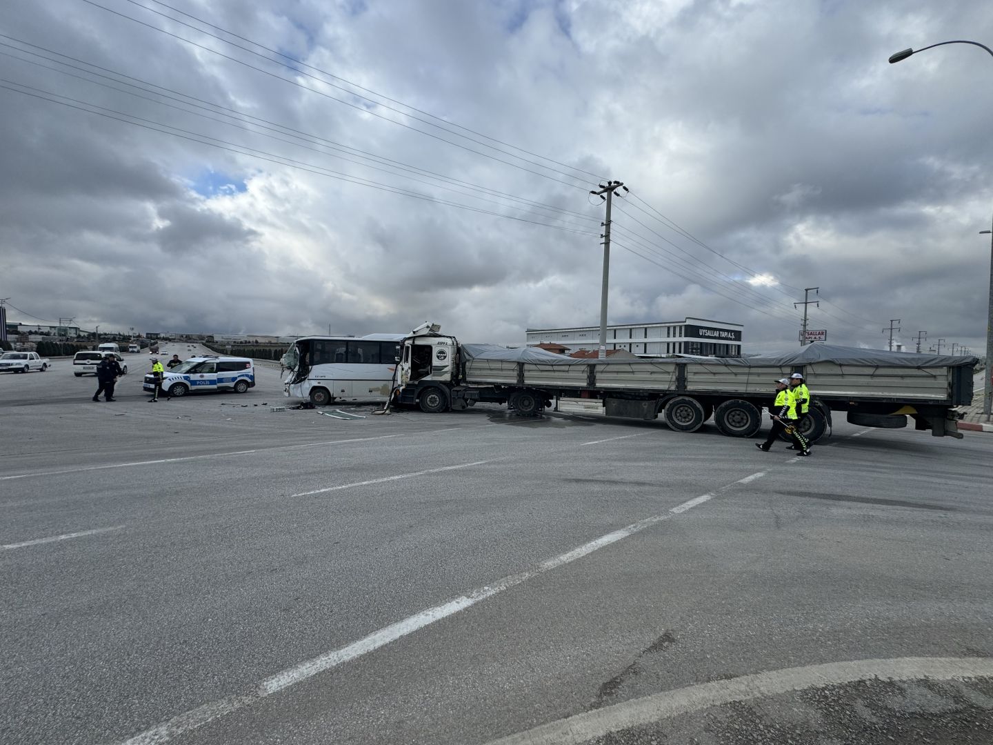 KARAMAN’DA İŞÇİ SERVİSİ KAZASI: 12 YARALI