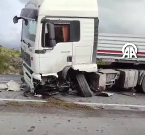 MANAVGAT'TA OTOMOBİL İLE TIR ÇARPIŞTI: 2 YARALI