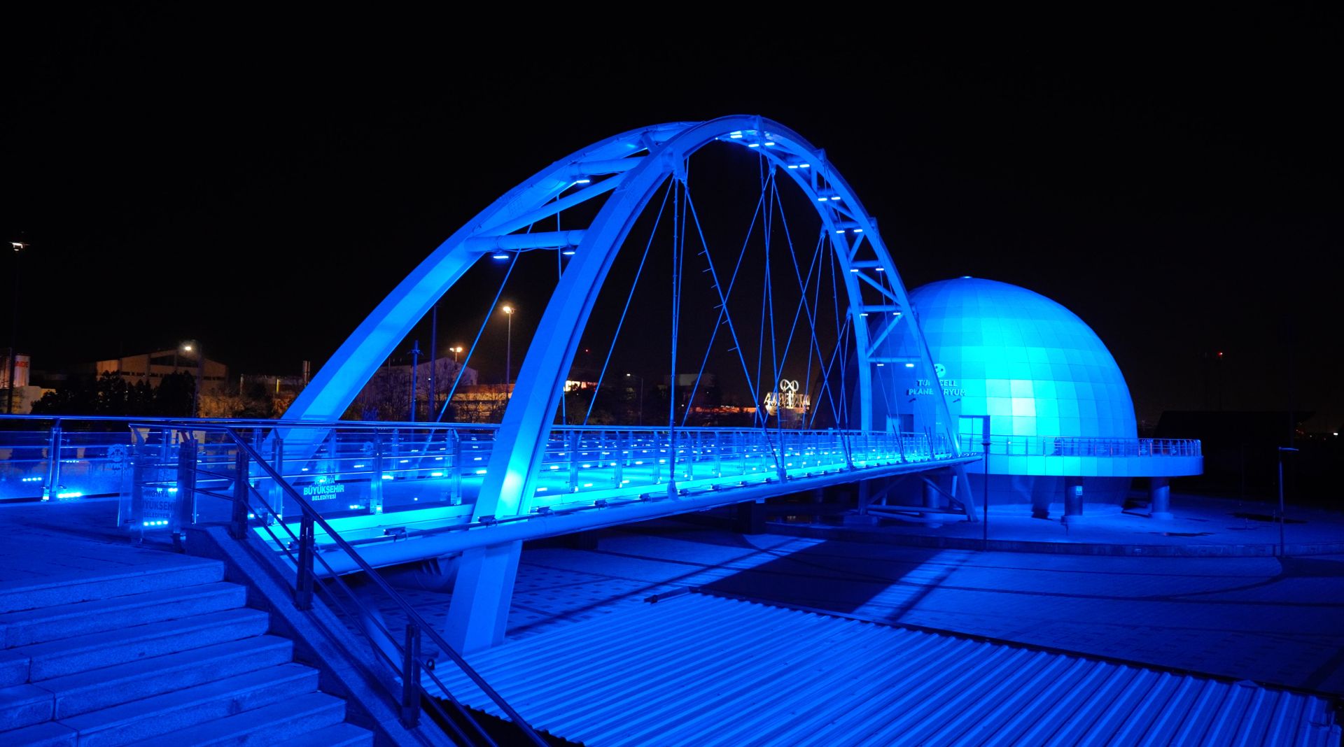 ŞEHRİN SİMGELERİ MAVİYE BOYANDI