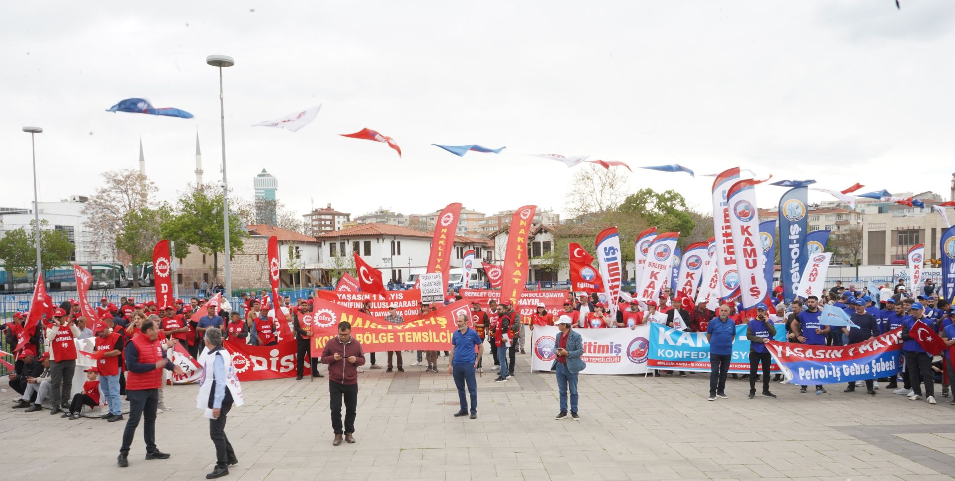 BİZLER İŞÇİYİZ EMEKÇİYİZ HER YERDEYİZ 