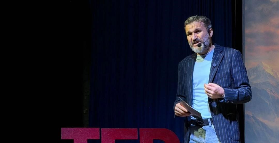 SEYDİŞEHİR’Lİ EĞİTİMCİ ADEM BİCAN TEDx SAHNESİNDE