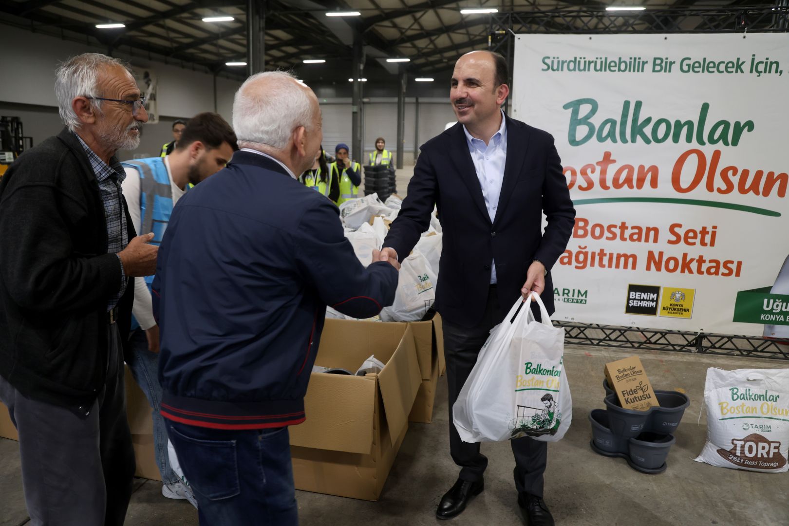 BAŞKAN ALTAY’DAN KONYALILARA BOSTAN SETİ