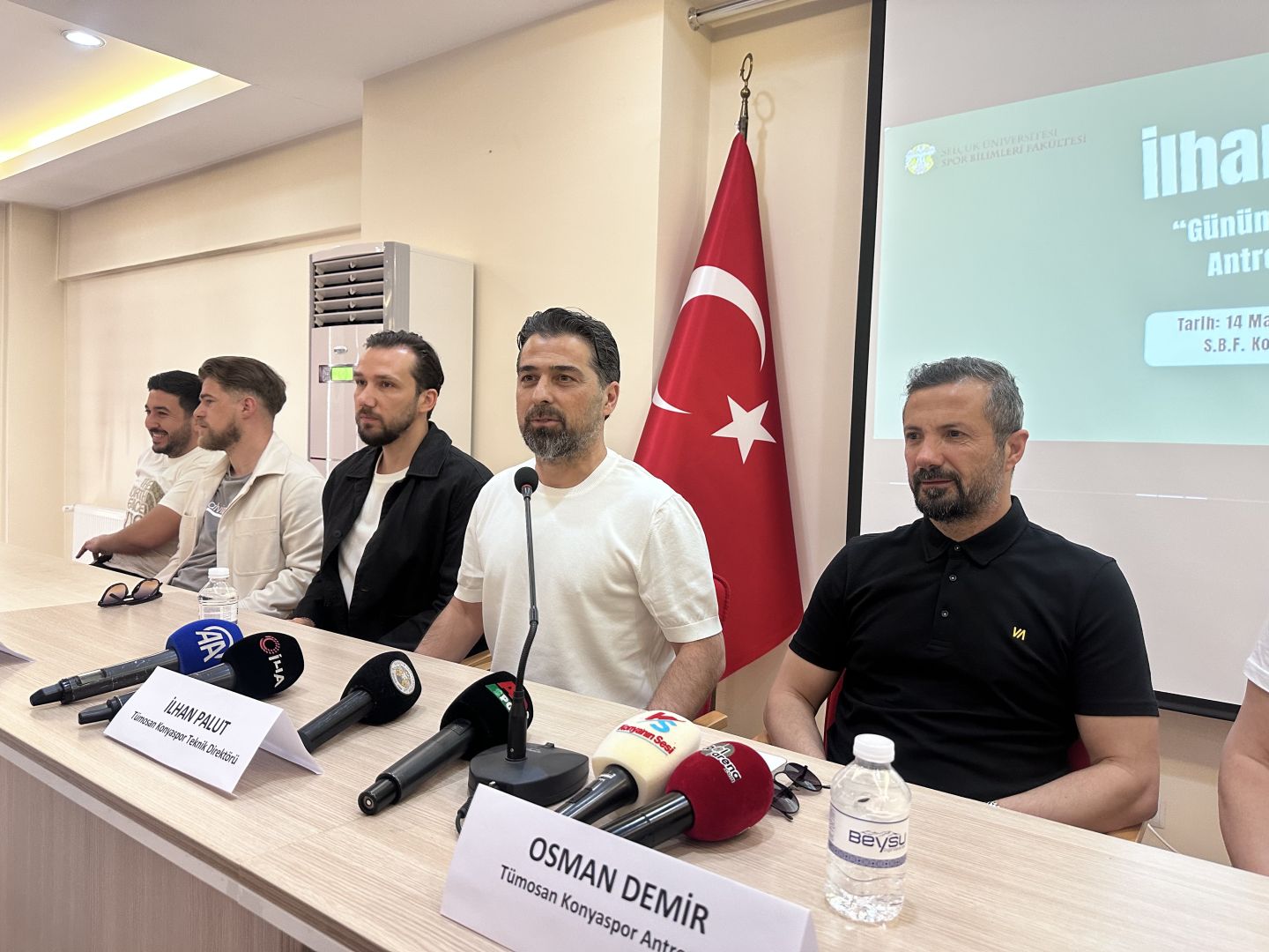 İLHAN PALUT ÜNİVERSİTE ÖĞRENCİLERİYLE BULUŞTU