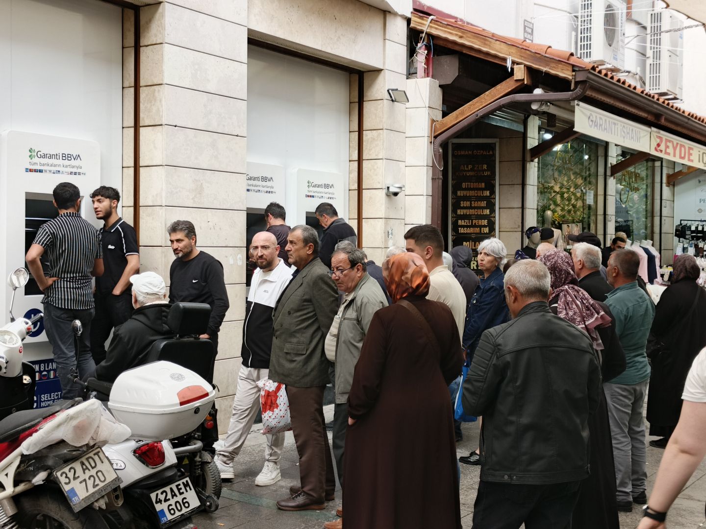 KART ÖDEMESİ KABUL ETMEYYEN SARRAFLAR BANKALARDA SIRA OLUŞTURDU